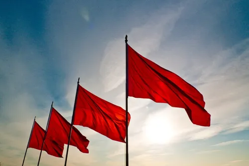 파일:external/blog.beamery.com/Red-flags.jpg