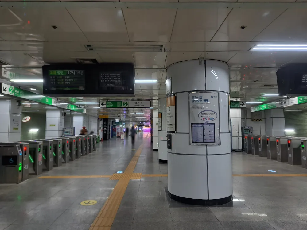 파일:역삼역 대합실.jpg