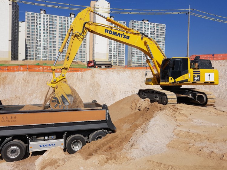 파일:komatsu_pc490lc-11.jpg