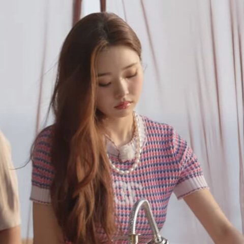 파일:송지아 솔로지옥 및 유튜브 샤넬 반팔니트.jpg