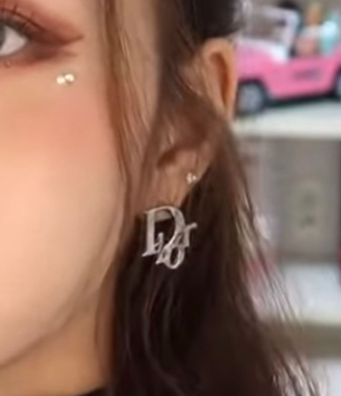 파일:송지아 디올 가품 귀걸이1.jpg