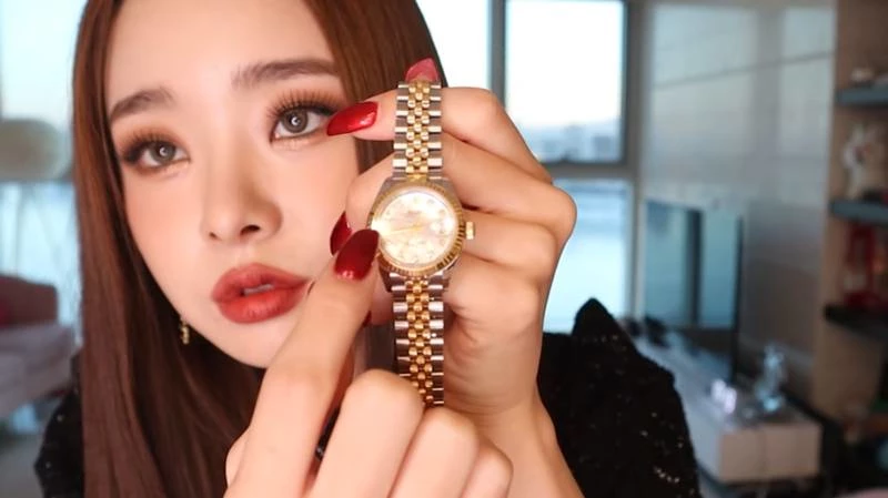 파일:송지아 유튜브 가품 로렉스.webp