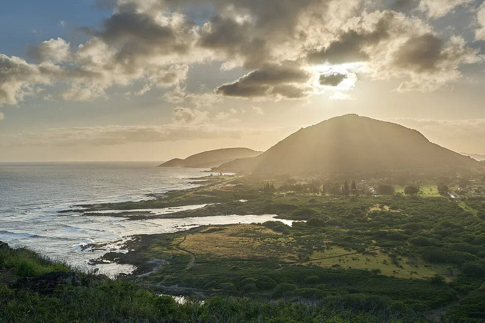 파일:Sun_and_clouds_over_Koko_Head_-_Flickr_-_chris.rycroft.jpg