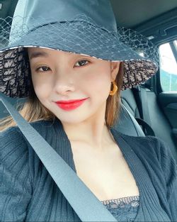 파일:송지아 디올 가품 모자1.jpg