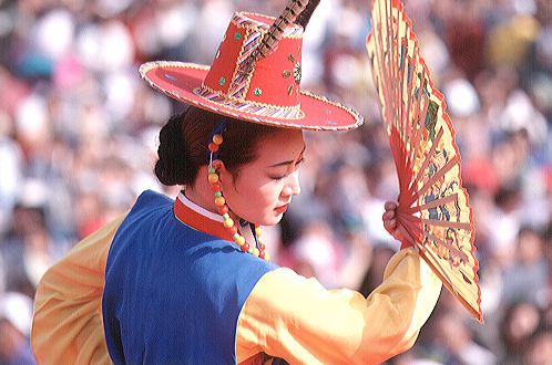 파일:koreanet_photo%2F96-20-31(무당께서 무당춤 추고 계신 사진).jpg