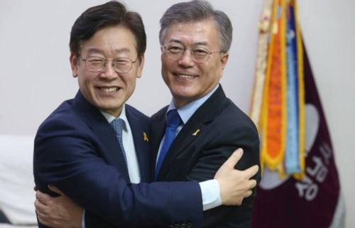 파일:민갤대문_잼이니포옹.jpg