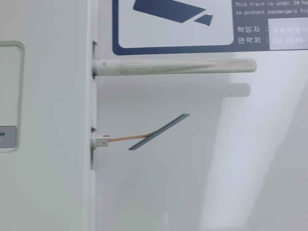 파일:객차형 유플존 안테나가 왜저러지.jpg