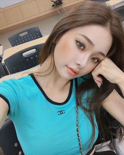 파일:송지아 가품 샤넬 크롭티.jpg