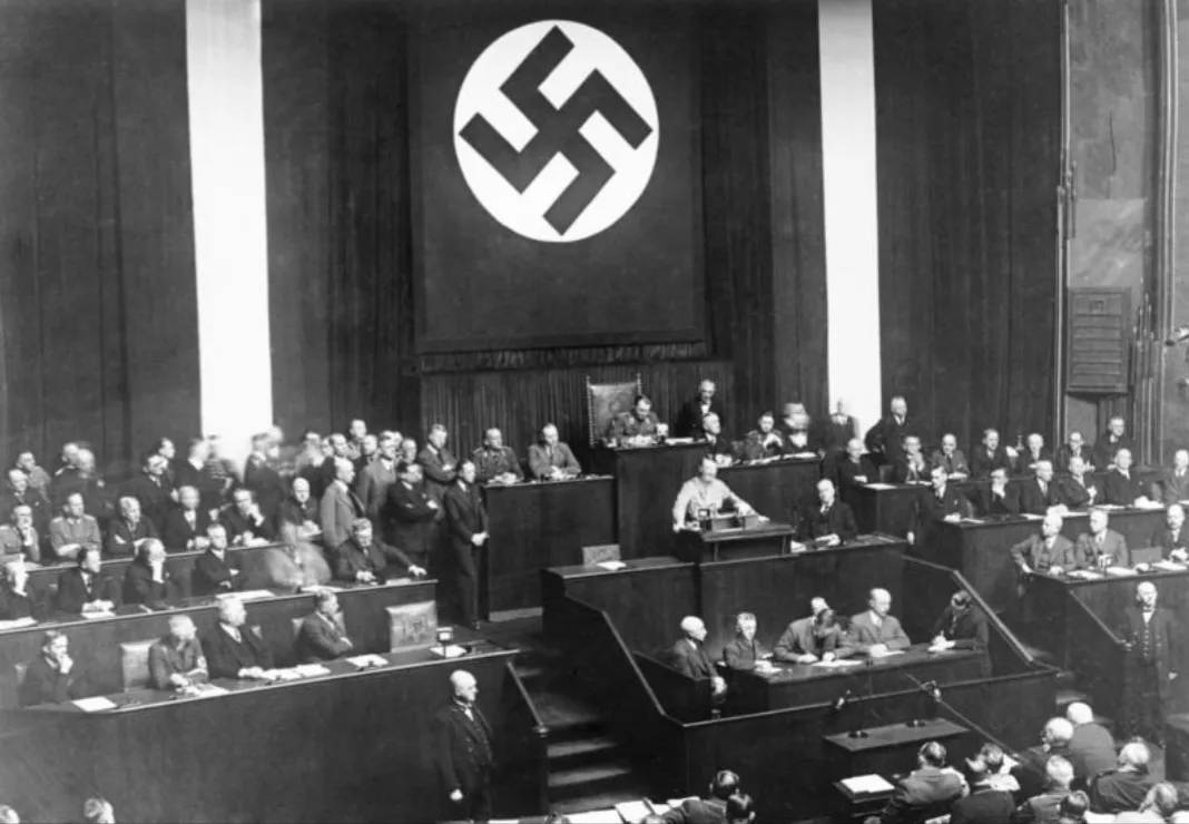 파일:Bundesarchiv_Bild_102-14439,_Rede_Adolf_Hitlers_zum_Ermächtigungsgesetz.jpg