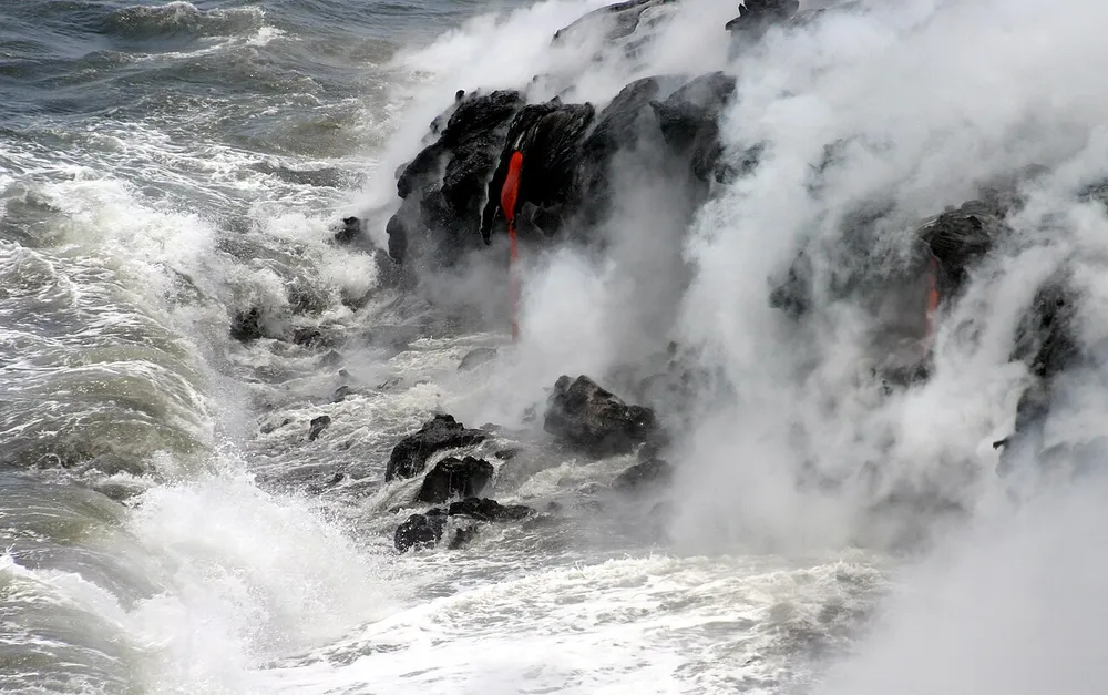 파일:Pāhoehoe_lava_meets_Pacific.jpg