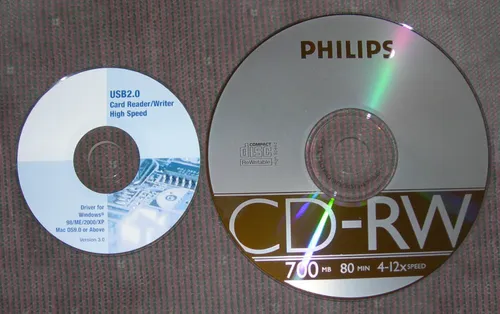 파일:external/upload.wikimedia.org/Mini_CD_vs_Normal_CD_comparison.jpg