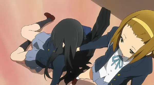 파일:리츠에게 끌려가다가 넘어진 미오.png