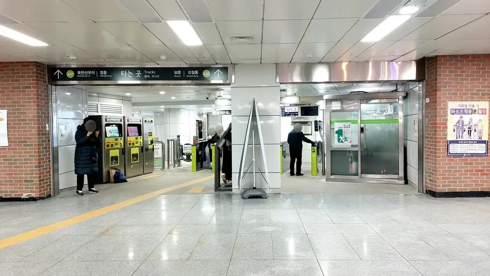 파일:성신여대입구역 우이신설선.jpg