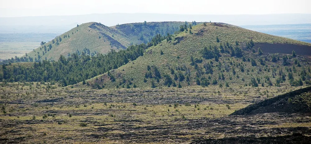 파일:Cinder_cone_volcano_(late_Pleistocene;_Crescent_Butte,_Craters_of_the_Moon_Lava_Field,_Snake_River_Plain,_Idaho,_USA).jpg