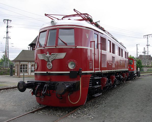 파일:external/upload.wikimedia.org/597px-Elektrolokomotive_E_19_12_DB_Museum_N%C3%BCrnberg_001.jpg