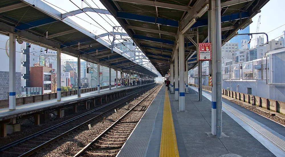 파일:Keikyu_Kawasaki_Station_platforms_north_end_20160116.jpg