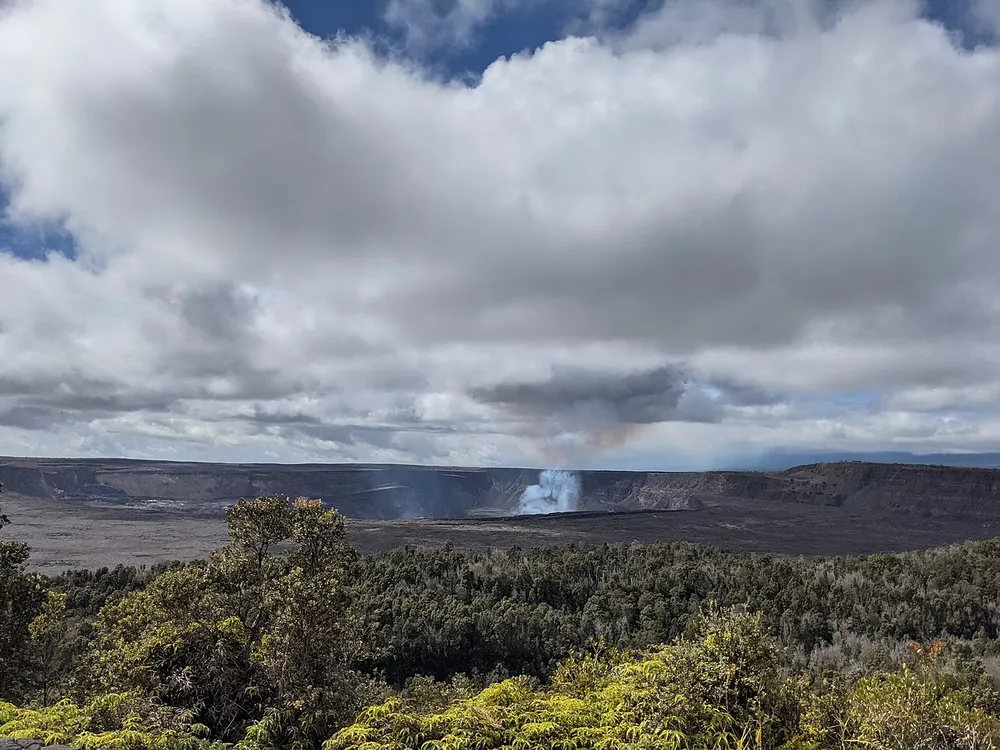 파일:Kilauea_Crater_eruption_December_2020.jpg
