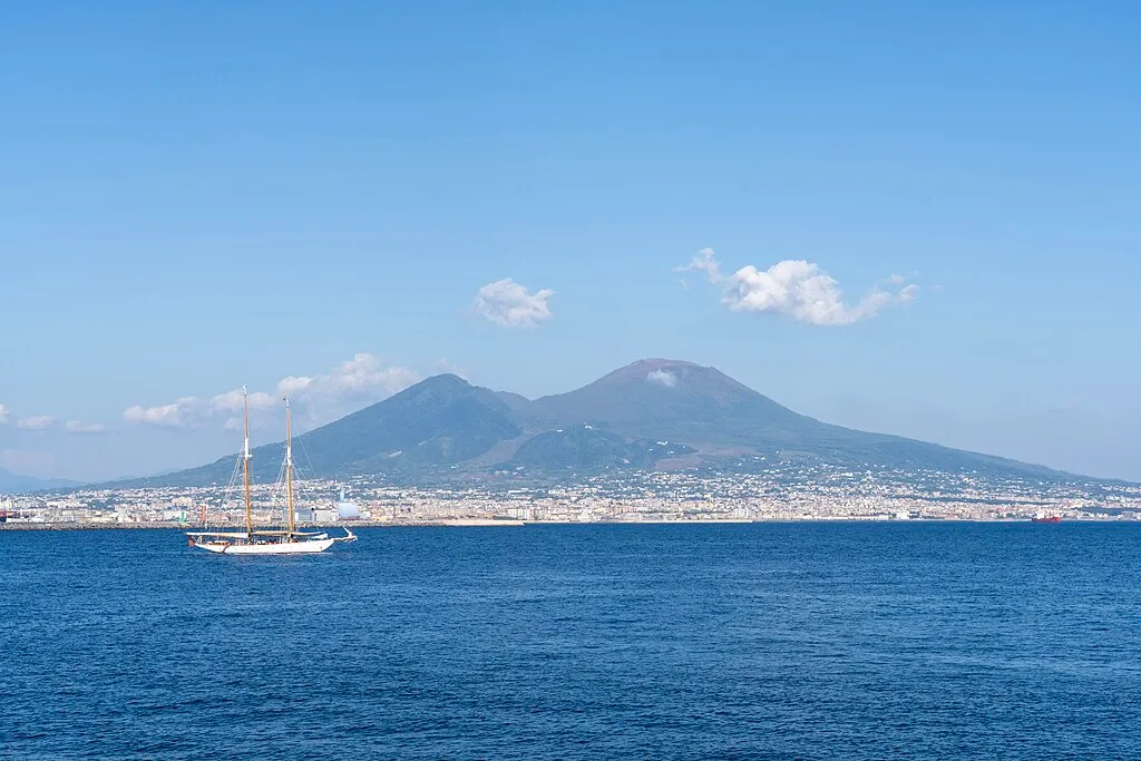 파일:1024px-Vesuvio_e_nave_a_Napoli.jpg