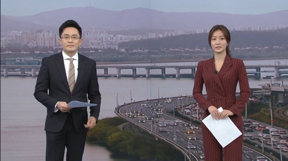 파일:KBS 뉴스광장 평일 앵커 (20191125 ~).jpg