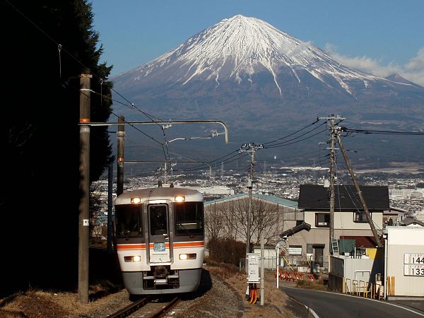 파일:external/upload.wikimedia.org/600px-JRC_EC373_MinobuLine_Numakubo_MtFuji.jpg