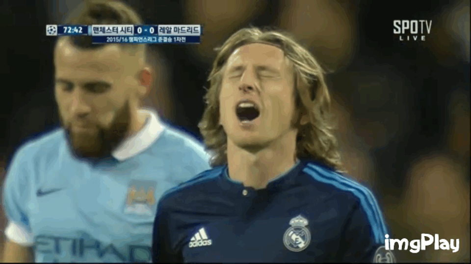 파일:맨시티 레알 모드리치.gif