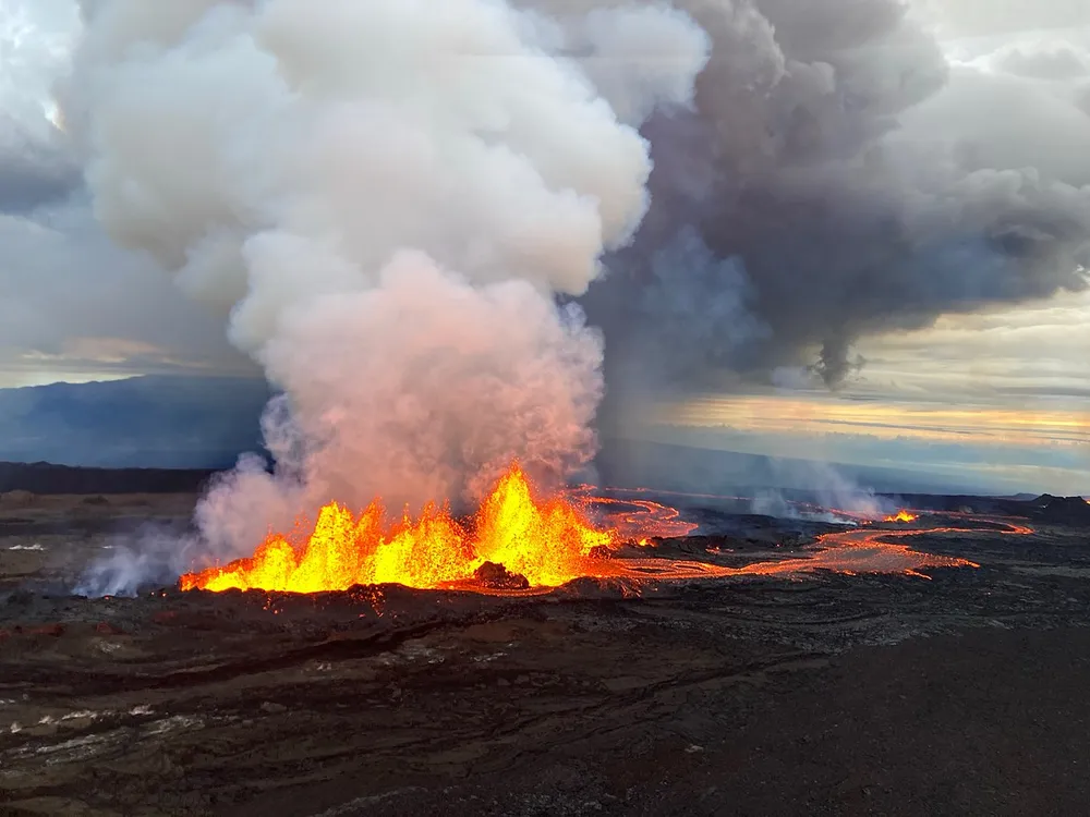 파일:Fissure_3_of_the_2022_Mauna_Loa_eruption_closeup.jpg