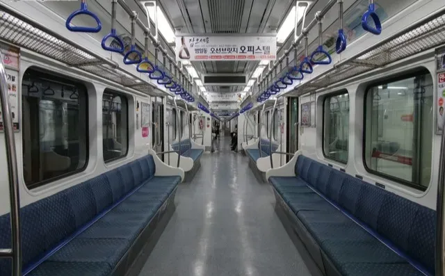 파일:부산 1호선 1세대 내부.webp