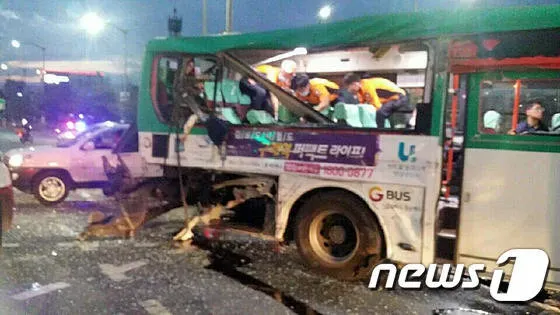 파일:공항중삼거리 버스 추돌 2.png