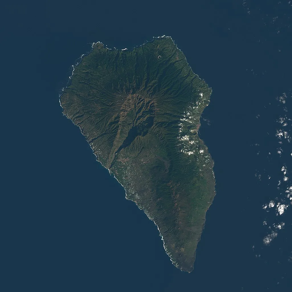 파일:(Isla_de_la_Palma)_La_Palma_&_La_Gomera_Islands,_Canary_Islands_(cropped).jpg