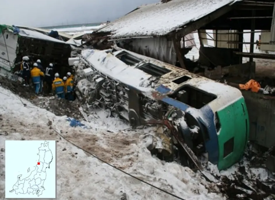 파일:JR Uetsu Main Line derailment accident vehicle damage.jpg