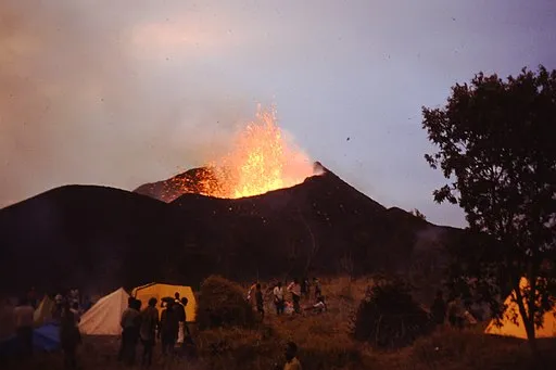 파일:512px-Murara_volcanic_eruption_on_8_January_1977.jpg