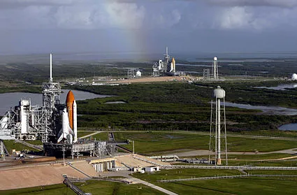 파일:external/upload.wikimedia.org/425px-Space_shuttles_Atlantis_(STS-125)_and_Endeavour_(STS-400)_on_launch_pads.jpg