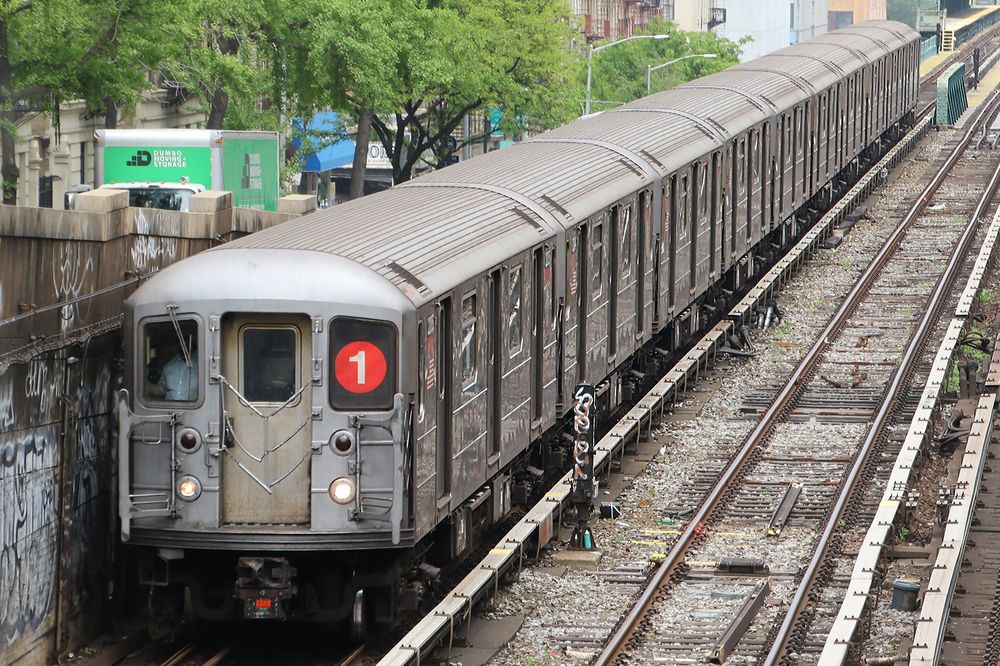파일:MTA_NYC_Subway_1_train_leaving_125th_St.jpg