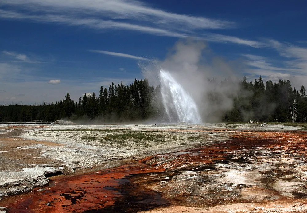 파일:Daisy_Geyser_erupting_in_Yellowstone_National_Park_edit.jpg