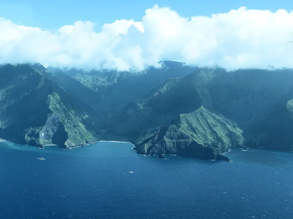 파일:Molokai_North_Coast_From_The_Air_Alden_Cornell_Molokai_Hawaii_(83753953).jpg