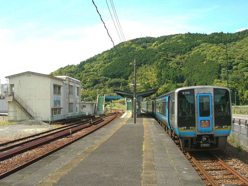 파일:1280px-TosaSaga-station-Platform.jpg