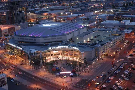 파일:external/www.dannyzeliskopresents.com/US-Airways-Center-Outside.webp