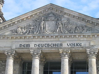 파일:external/upload.wikimedia.org/320px-Reichstag_Giebel2.jpg