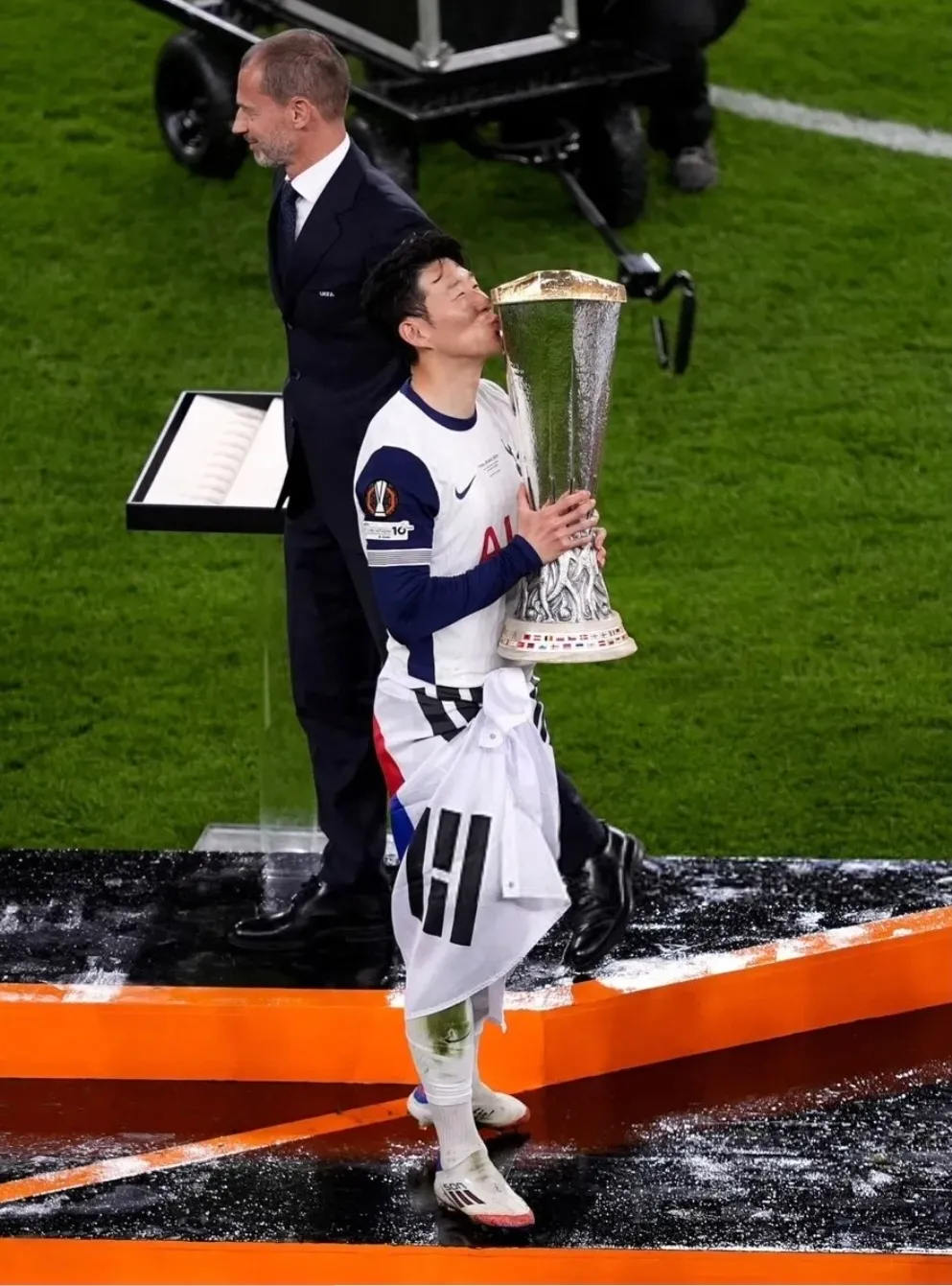 파일:손흥민 유로파 우승(2025).jpg