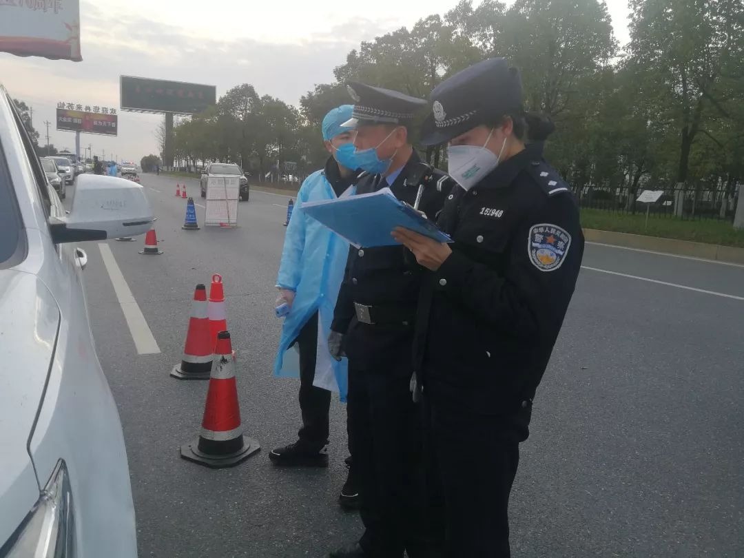 파일:중국 경찰 동계 외근복.jpg