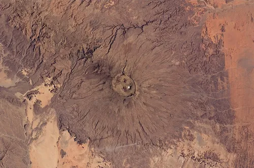 파일:1280px-Emi_Koussi_Volcano,_Chad_From_ISS.jpg