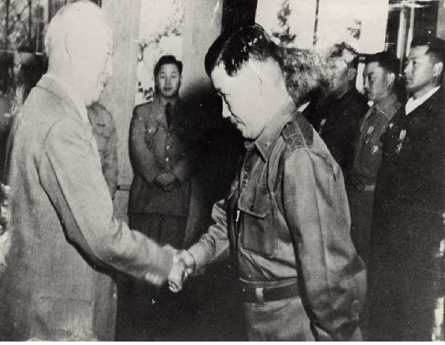 파일:이승만으로부터 훈장을 받는 김창룡.gif