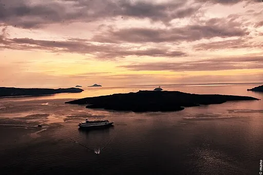 파일:512px-Santorini,_greece_(18792409488) (1).jpg