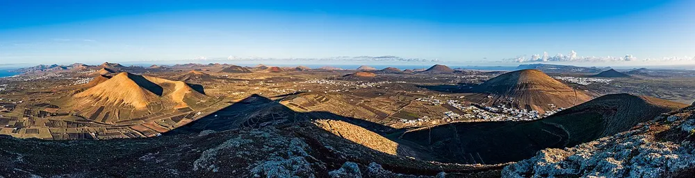 파일:Panoramic_view_of_Lanzarote_from_the_peak_of_Montaña_Blanca (1).jpg