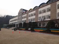 파일:경희초등학교 철거이전.webp