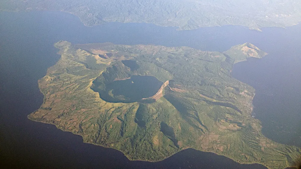 파일:2048px-Taal_Volcano_aerial_2013.jpg