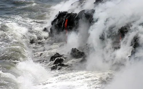 파일:Pāhoehoe_lava_meets_Pacific.jpg
