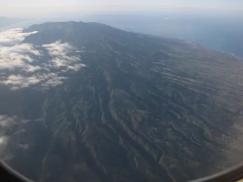 파일:1280px-Starr-130318-2553-Metrosideros_polymorpha-habitat_aerial_view-West_Maui_Mountains-Maui_(25207613385).jpg
