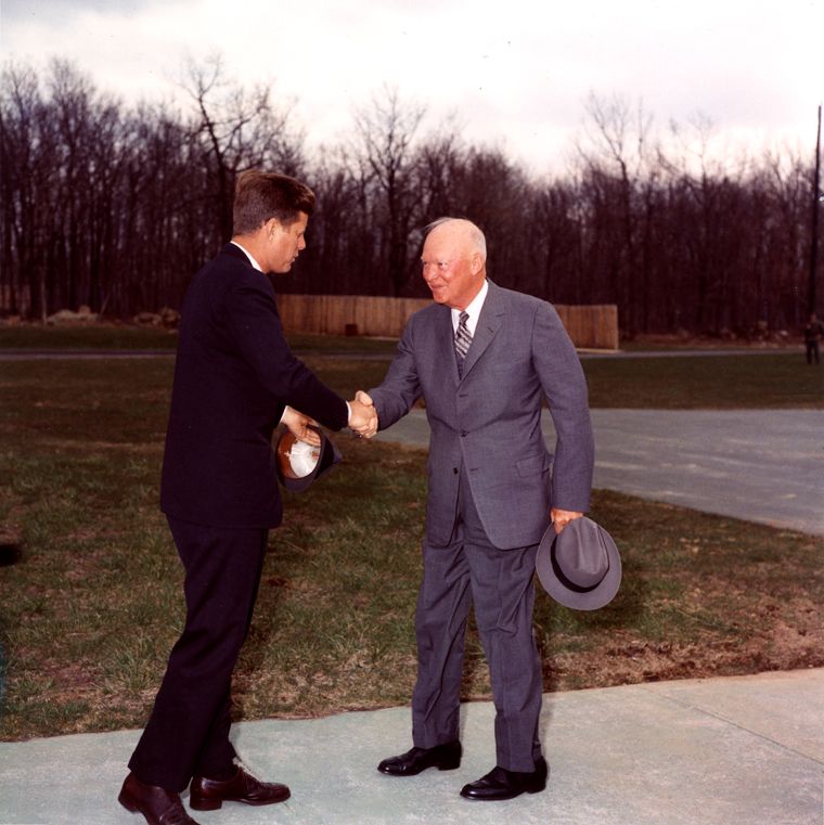 파일:JFK_&amp;_Eisenhower_meeting_1961.jpg