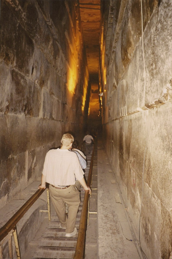 파일:external/emhotep.net/khu04-Khufu-Grand-Gallery.png